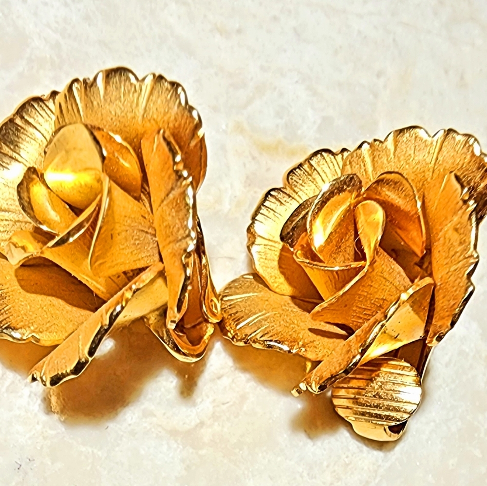 Vintage cottagecore Brilliant Mid century rose gold clip on earrings